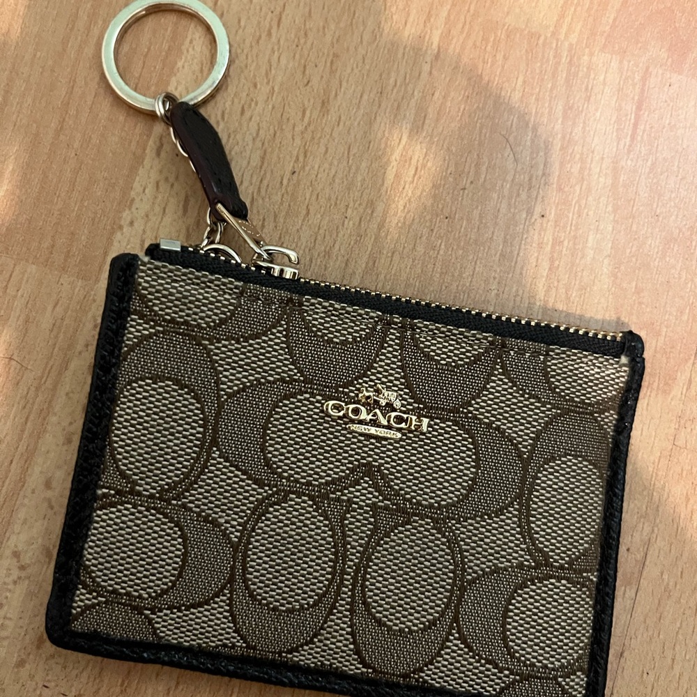 Never used Coach wallet in great condition
